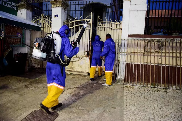 Agentes durante ações de combate à dengue em Salvador