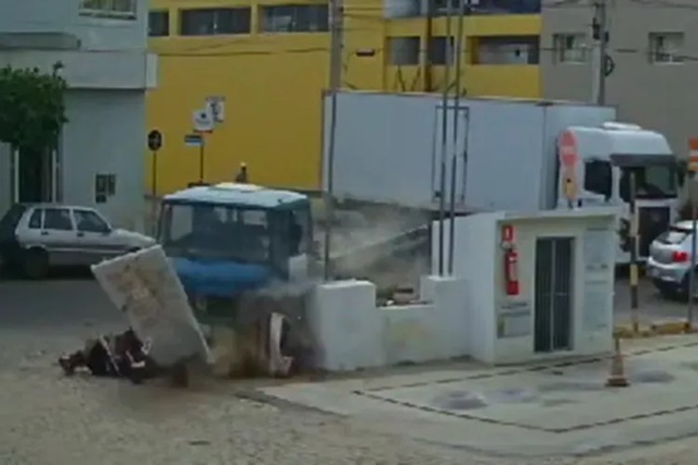 Caminhão desgovernado atinge motociclista