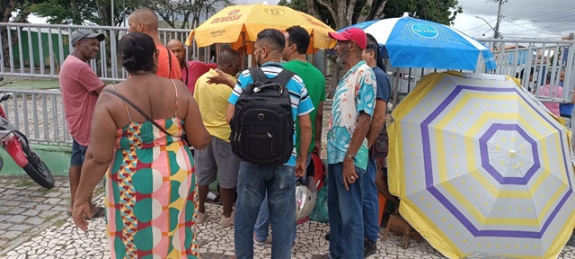 Barraqueiros em frente ao Teatro Margarida Ribeiro - cadastramento para o Esquenta Micareta