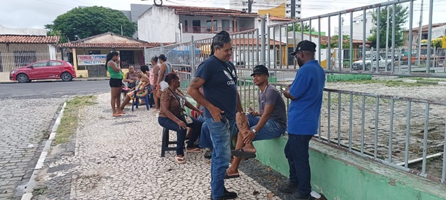 Barraqueiros em frente ao Teatro Margarida Ribeiro - cadastramento para o Esquenta Micareta