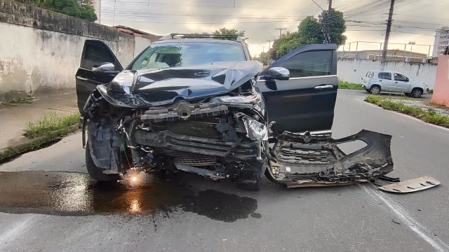 Van com passageiros de uma fábrica colide com veículo no bairro Santa Mônica