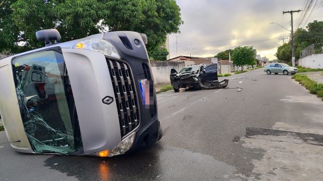 Van com passageiros de uma fábrica colide com veículo no bairro Santa Mônica