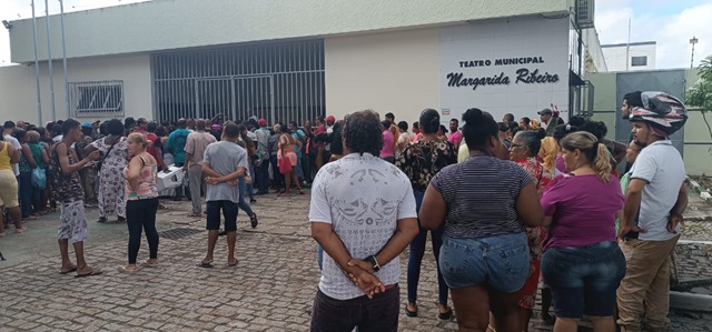 Comerciantes dormem na calçada em busca de vagas para o Esquenta Micareta