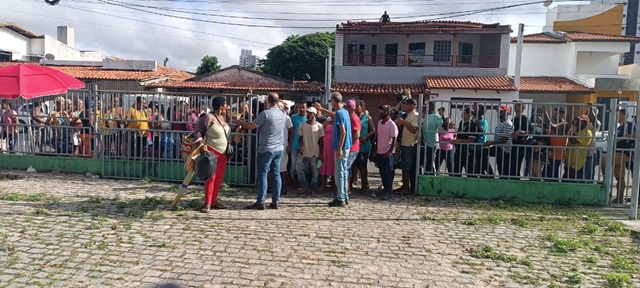 Comerciantes dormem na calçada em busca de vagas para o Esquenta Micareta