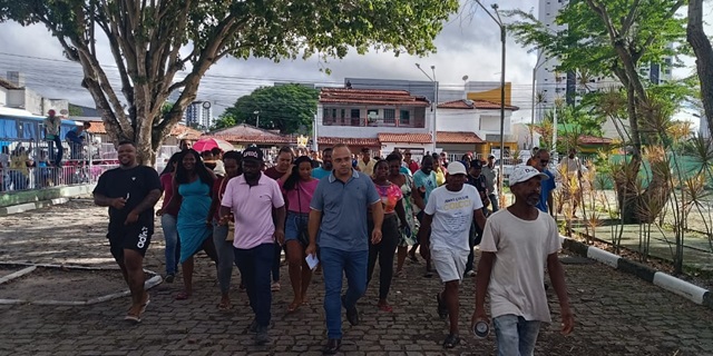 Comerciantes dormem na calçada em busca de vagas para o Esquenta Micareta