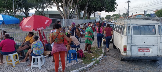 Comerciantes dormem na calçada em busca de vagas para o Esquenta Micareta