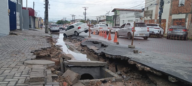 Carro fica preso em buraco