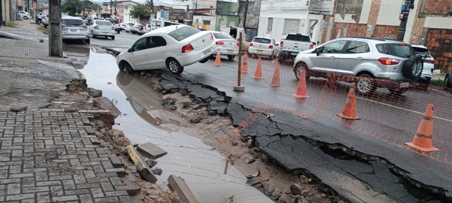 Carro fica preso em buraco