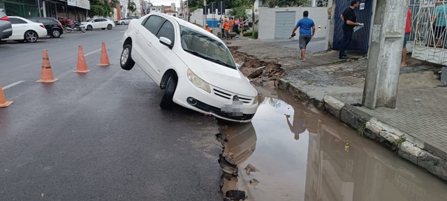 Carro fica preso em buraco