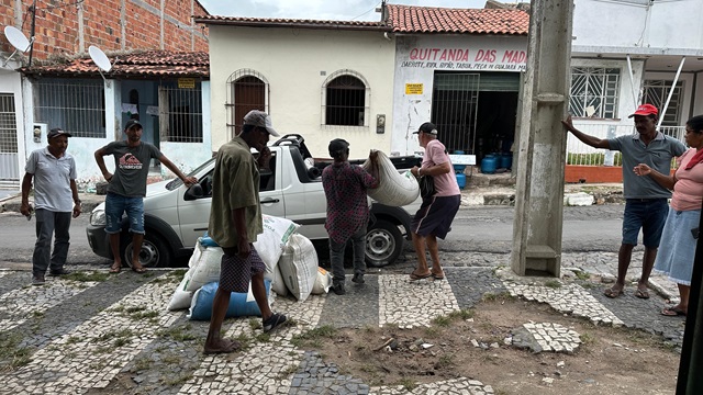 Prefeitura de Feira distribui ração animal na zona rural