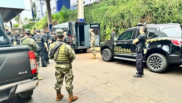 Paraguai entrega 25 presos brasileiros à Polícia Federal