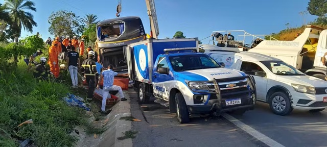 OIto pessoas morrem em acidente com ônibus