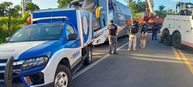 OIto pessoas morrem em acidente com ônibus