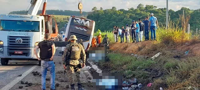 OIto pessoas morrem em acidente com ônibus