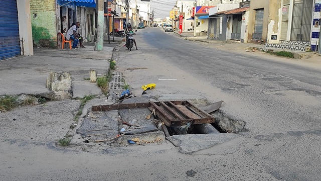 Rede de esgoto/ Rua Intendente Abdon