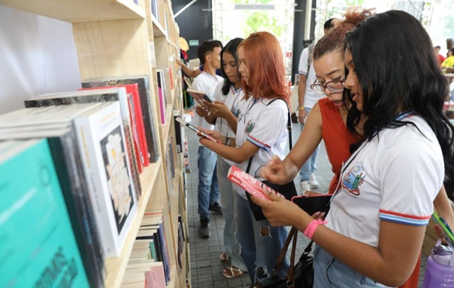 estudantes- rede estadual - vale livros - Bienal