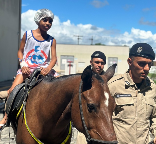 HEC e PM levam cavalos para dia com crianças e adolescentes internados no hospital