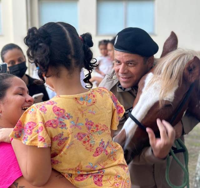 HEC e PM levam cavalos para dia com crianças e adolescentes internados no hospital