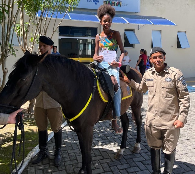 HEC e PM levam cavalos para dia com crianças e adolescentes internados no hospital