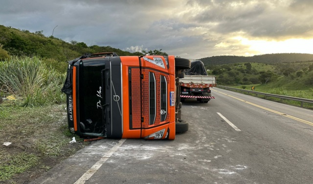 Carreta tombou na altura do KM 641