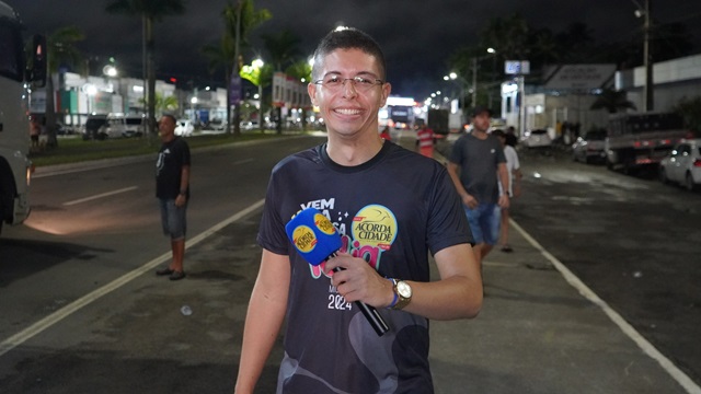 Equipe do Acorda Cidade trabalhando na Micareta de Feira - Foto - Marco Leão