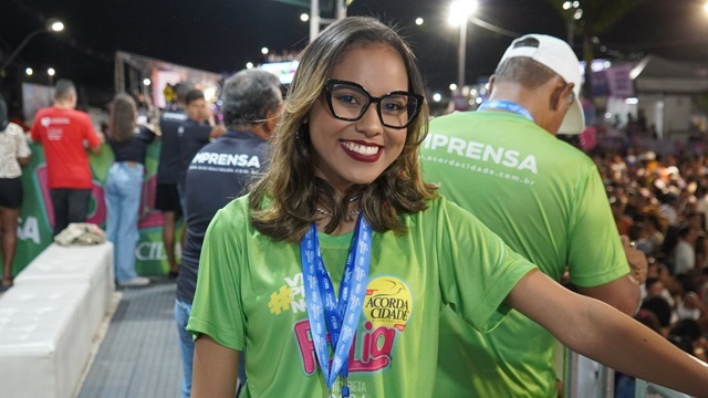 Equipe do Acorda Cidade trabalhando na Micareta de Feira - Foto - Marco Leão