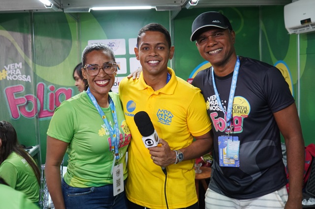 Equipe do Acorda Cidade trabalhando na Micareta de Feira - Foto - Marco Leão