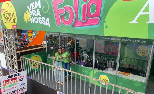 Equipe do Acorda Cidade trabalhando na Micareta de Feira - Foto - Marco Leão