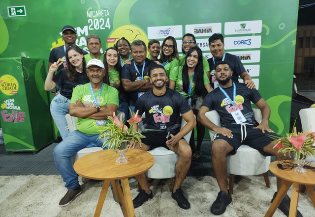 Equipe do Acorda Cidade trabalhando na Micareta de Feira - Foto - Marco Leão