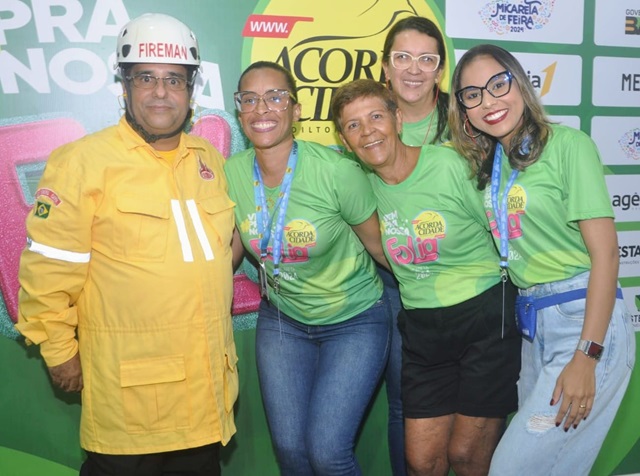 Equipe do Acorda Cidade trabalhando na Micareta de Feira - Foto - Marco Leão