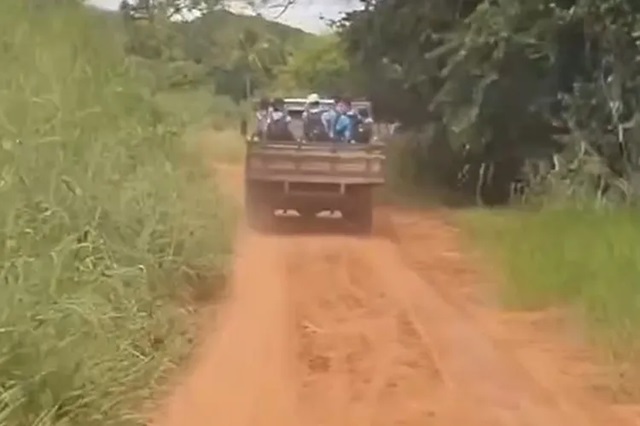 Estudantes são transportados em carroceria de caminhonete na cidade de Riacho de Santana