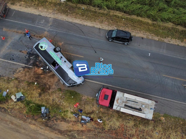 Acidente entre micro-ônibus e caminhonete deixa 20 feridos entre Luís Eduardo Magalhães e Barreiras-