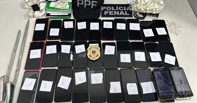 Operação apreende celulares, drogas e armas na Penitenciária Lemos Brito, em Salvador