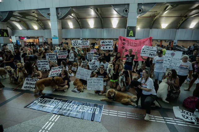 Manifestantes realizaram o ato no aeroporto na manhã deste domingo