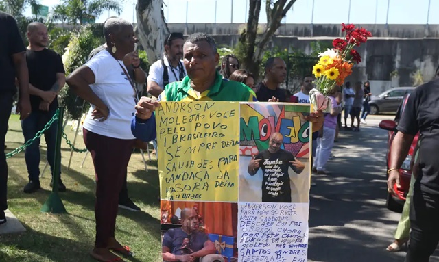 Amigos e familiares se despendem de Anderson Leonardo no Rio