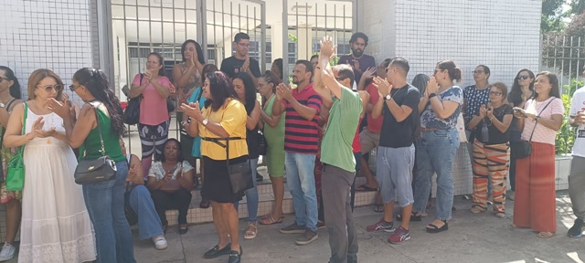 Com atividades paralisadas por 48h, professores da Rede Estadual fazem manifestação para reivindicar piso e reajuste salarial