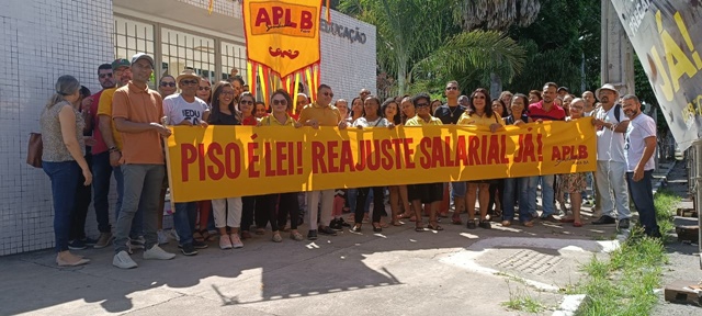 Com atividades paralisadas por 48h, professores da Rede Estadual fazem manifestação para reivindicar piso e reajuste salarial