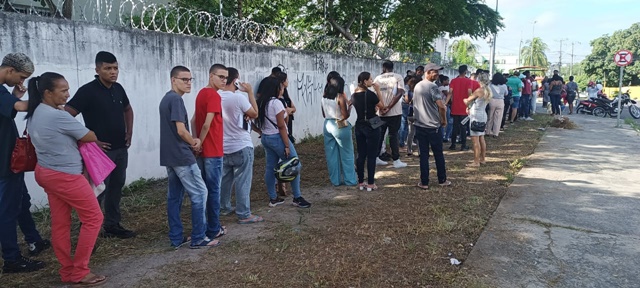 Eleitores registram longa fila em busca de atendimento na sede do TRE em Feira de Santana