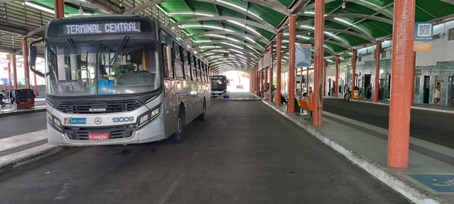 Mesmo com o comércio fechado, passageiros movimentam Terminal Central de Feira de Santana 