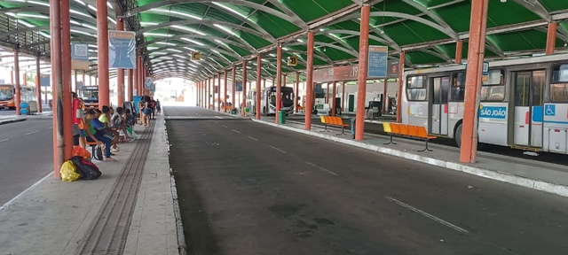 Mesmo com o comércio fechado, passageiros movimentam Terminal Central de Feira de Santana 