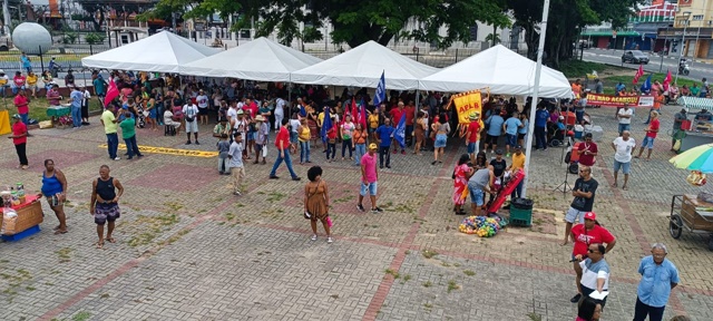 Lideranças sindicais e trabalhadores comemoram feriado com atividades culturais e políticas na Praça da Matriz