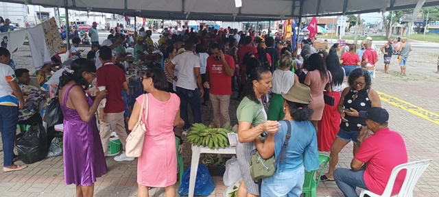 Lideranças sindicais e trabalhadores comemoram feriado com atividades culturais e políticas na Praça da Matriz