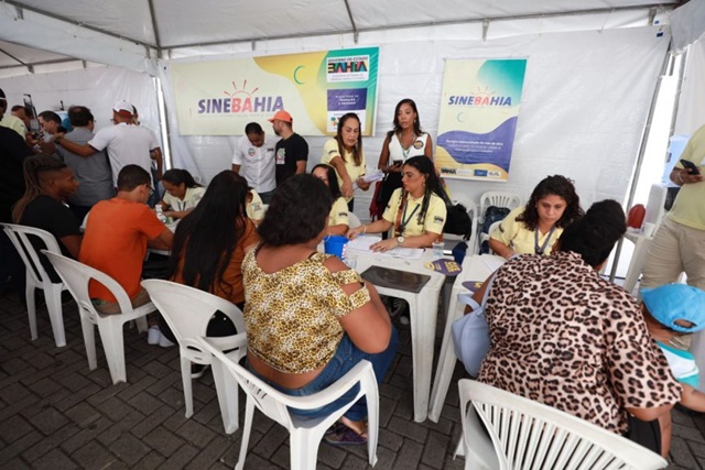 Governo do Estado oferece serviços durante ato em homenagem aos trabalhadores no Farol da Barra