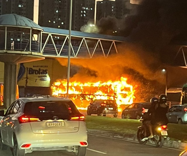 Ônibus são incendiados em Salvador