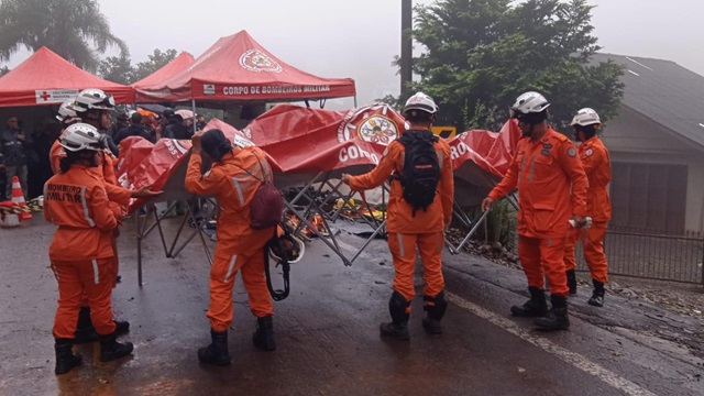 Bombeiros baianos encontram três corpos e resgatam cerca de 90 pessoas atingidas pelos temporais no RS