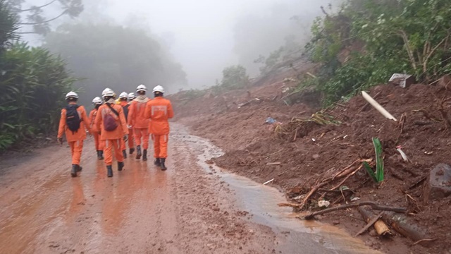 Bombeiros baianos encontram três corpos e resgatam cerca de 90 pessoas atingidas pelos temporais no RS