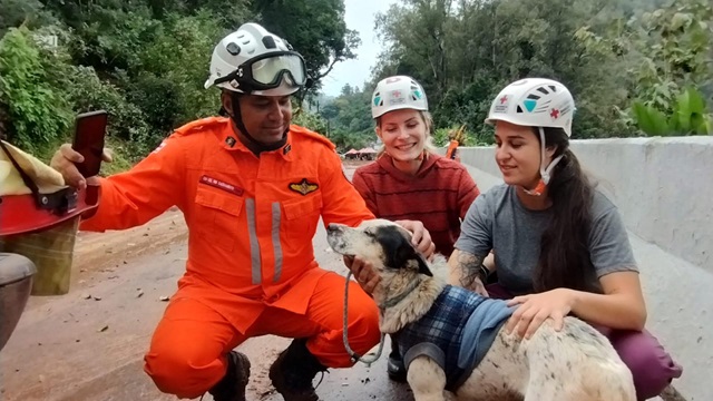 Bombeiros baianos encontram três corpos e resgatam cerca de 90 pessoas atingidas pelos temporais no RS