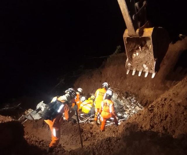 Bombeiros baianos resgatam pessoas atingidas pelos temporais no RS