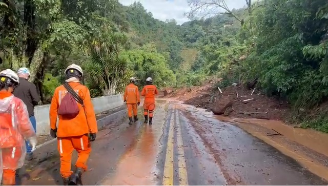 Bombeiros baianos permanecem atuando na operação de busca e resgate no Rio Grande do Sul