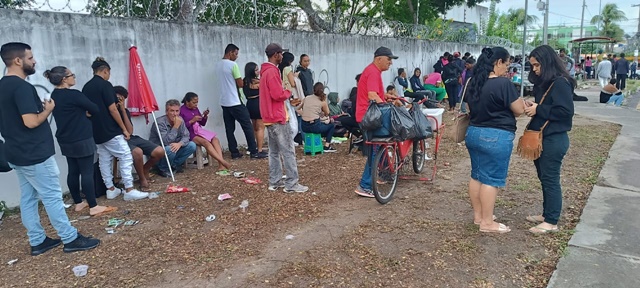 Eleitores dormem na fila para garantir atendimento no último dia de prazo para regularizar o título no TRE